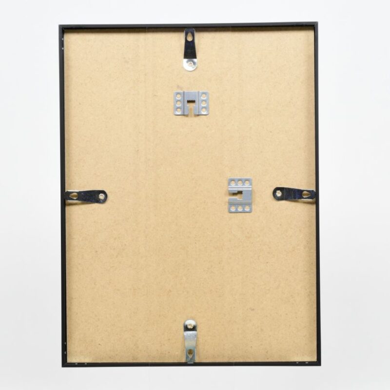 Rückseite eines quadratischen, schwarzen Aluminiumrahmens mit Aufhängern und Befestigungen.