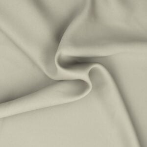 Beige, weicher Stoff mit glatter Oberfläche, ideal für Bekleidung und Dekoration.