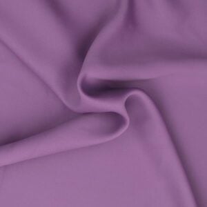 Lila Stoff mit glatter Textur, ideal für Bekleidung und Dekoration.