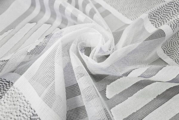 Transparente Schiebegardine mit weißen Punkten und gestreiftem Design aus leichtem Material.