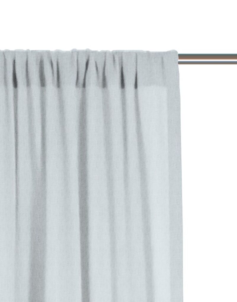 Halbtransparente blaue Gardine mit Falten, geeignet für eine stilvolle Raumgestaltung.