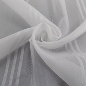 Halbtransparente weiße Gardine mit Streifenmuster aus leichtem Stoff, ideal für Fensterdekoration.