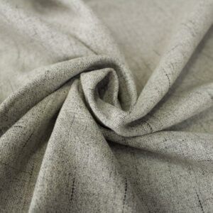 Ein grauer, strukturierter Stoff mit feinen Linien, der weich und flexibel ist. Ideal für Verdunkelungen.