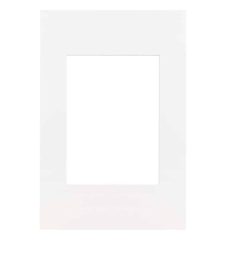 Weißer Passepartout-Rahmen für Bilder, rechteckig, ohne Motiv, ideal für individuelle Gestaltung.