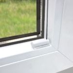 Weißer Falzsticker zur Fenstermontage, platziert auf einem Fensterrahmen.