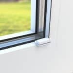 Montageplatte mit Spannschuh, weiß, für Fensterrahmen, zur sicheren Befestigung und Stabilisierung.
