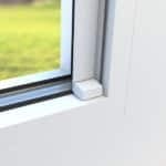 Detailaufnahme eines Fensterrahmens mit einem weißen Montageelement für die i4-Serie.