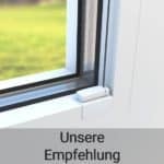 Weißer Fensterrahmen mit schwarzem Dichtungsprofil und einem montierten Spannschuhunterteil mit Klebeplatte.