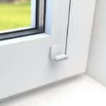 Weißer Fensterrahmen mit einem Montagewinkel für Plissees.