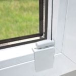 Winkelfalzsticker in Weiß, montiert an einem Fensterrahmen, zur sicheren Befestigung und Abdichtung.