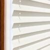 Zweiseitige, weiße Plissee-Jalousie mit feinen Falten und stabilen Halterungen. Ideal für Lichtregulierung und Sichtschutz.