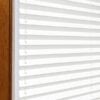 Plissee in Weiß, zweiseitig, lichtdicht, mit feinen Falten und Zugmechanismus, ideal für Fensterdekoration.