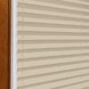 Beige Plissee-Jalousie aus Stoff, zweiseitig, abdunkelnd, mit stabilen Schnüren und gleichmäßigen Falten.