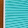 Plissee in hellblau, zweiseitig, abdunkelnd, mit Faltstruktur und transparenten Zugbändern.