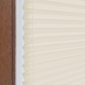 Blickdichtes, unifarbenes Plissee in Sandfarbe, geeignet für Fensterdekoration.