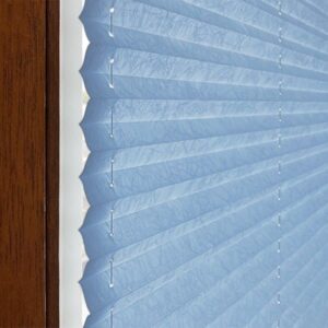 Plissee in hellblauer Farbe, blickdicht, aus Crushed-Stoff, für Fensterdekoration geeignet.