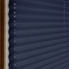 Blickdichte Plissee-Jalousie in Nachtblau, aus hochwertigem Material, mit strukturiertem Design und stabilen Halterungen.