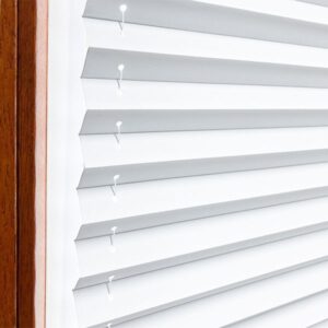 Plissee in Weiß, thermoisolierend, mit Faltenstruktur und Befestigungselementen, geeignet für Fensterdekoration.