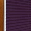 Plissee in unifarbenem Violett, zweiseitig, lichtdicht, mit Faltenstruktur und transparenten Zugbändern.