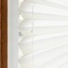 Detailaufnahme eines blickdichten, unifarbenen Plissees in Weiß, mit klaren Falten und Befestigungselementen.