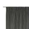 Blickdichte, graue Gardine mit Wellenmuster und dekorativen, hellen Linien. Ideal für Fensterdekoration.