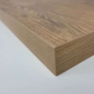 Detailaufnahme einer Kante aus Steineiche mit natürlicher Holzmaserung und abgerundeter Ecke.