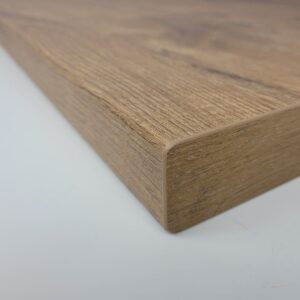 Detailaufnahme einer rundkantigen Steineiche-Platte in warmen Holzfarben mit natürlicher Maserung.