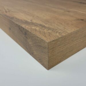 Detailaufnahme einer Kante aus Steineiche mit natürlicher Holzmaserung und mattem Finish.