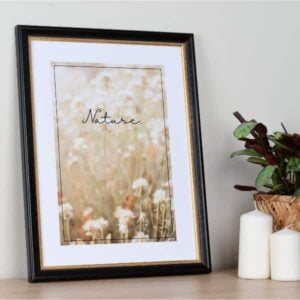 Schwarzer Barockrahmen mit goldener Verzierung, um ein Naturmotiv mit dem Schriftzug „Nature“ zu präsentieren.