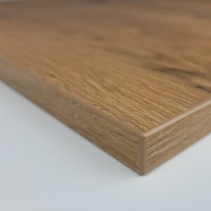 Detailaufnahme einer Kante aus Steineiche, mit natürlicher Holzstruktur und glatter Oberfläche.