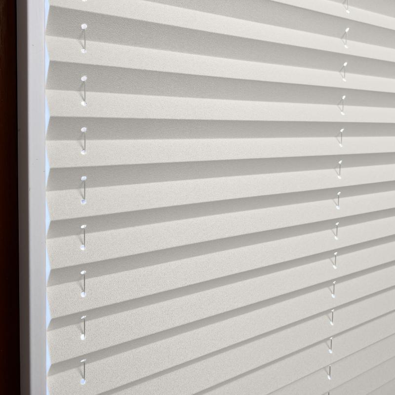 Beiges Plissee mit strukturierten Falten, ideal für Lichtregulierung und Sichtschutz.