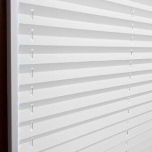 Plissee in Weiß, lichtdicht, mit strukturierten Falten und seitlichen Halterungen für Fensterdekoration.