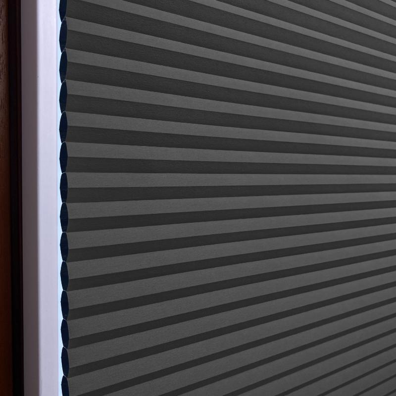 Wabenplissee in Schwarz, lichtdämpfend, strukturierte Oberfläche, ideal für Fensterdekoration.