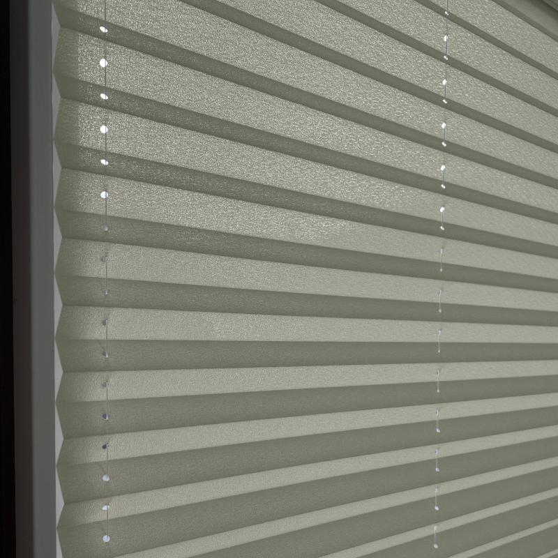 blickdichtes-plissee--basic-line--grau Blickdichtes Plissee in Grau, aus hochwertigem Material, mit strukturierten Falten und seitlichen Zugbändern.