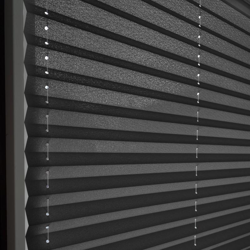 blickdichtes-plissee--basic-line--schwarz Blickdichtes Plissee in Schwarz, mit strukturierten Falten und seitlichen Zugbändern für einfache Handhabung.