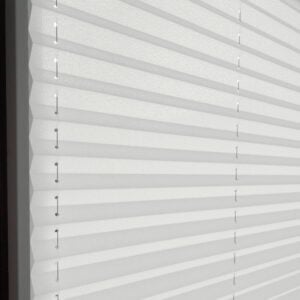 Blickdichtes Plissee in Weiß mit horizontalen Falten und seitlichen Schnüren zur individuellen Lichtregulierung.