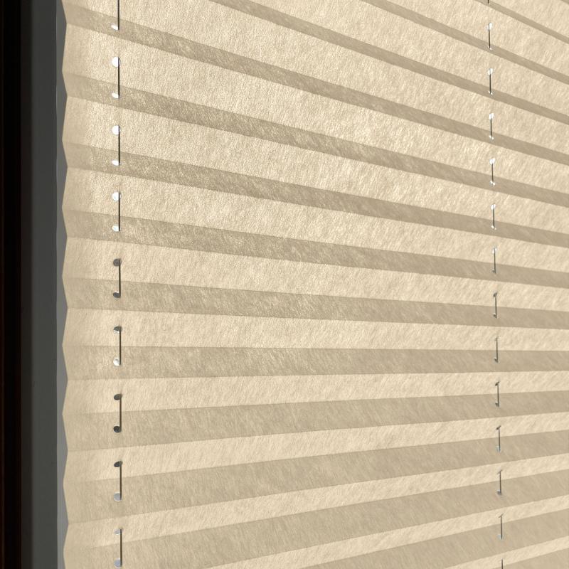 Detailaufnahme eines beigen, blickdichten Plissees mit feinen Falten und seitlichen Halterungen.