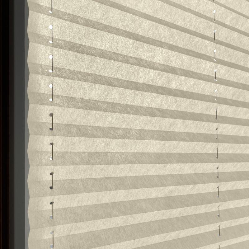 Blickdichtes Plissee in Cremefarbe mit feinen Falten und seitlichen Halterungen. Ideal für Fensterdekoration.