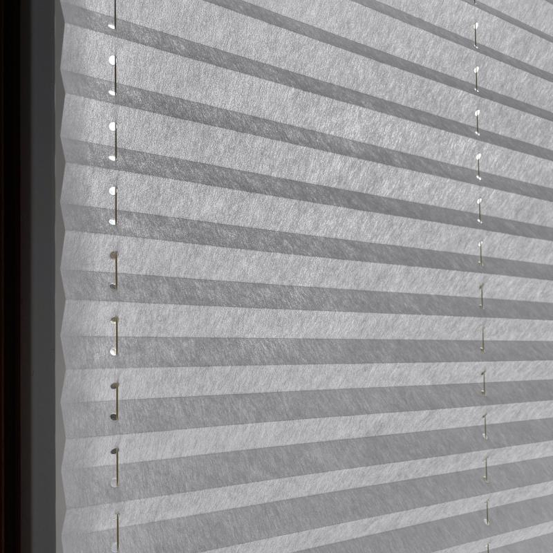 Blickdichtes Plissee in Hellgrau, aus Vlies, mit feinen Falten und seitlichen Schnüren zur Befestigung.