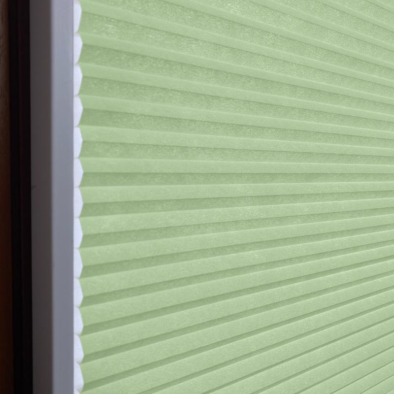 blickdichtes-wabenplissee--basic-line-mintgrüen Blickdichtes Wabenplissee in Mintgrün, strukturierte Oberfläche, ideal für Fensterdekoration und Lichtregulierung.