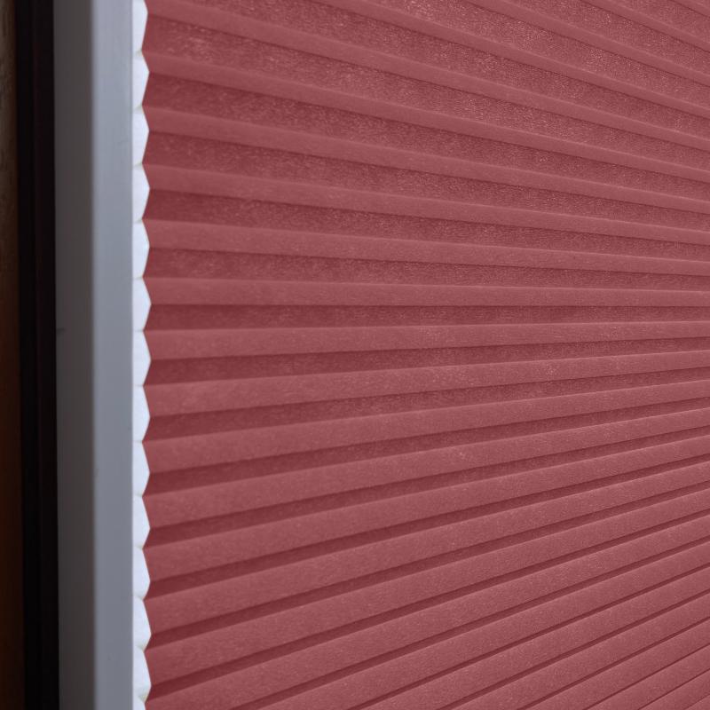 blickdichtes-wabenplissee--basic-line-rubinrot Blickdichtes Wabenplissee in Rubinrot, strukturierte Oberfläche, ideal für Fensterdekoration.
