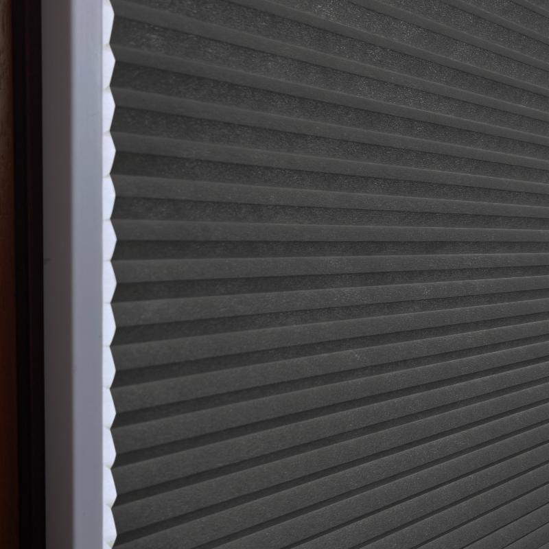 blickdichtes-wabenplissee--basic-line-schwarz Blickdichtes Wabenplissee in Schwarz, mit strukturierter Oberfläche und schmalen Falten für optimale Lichtregulierung.