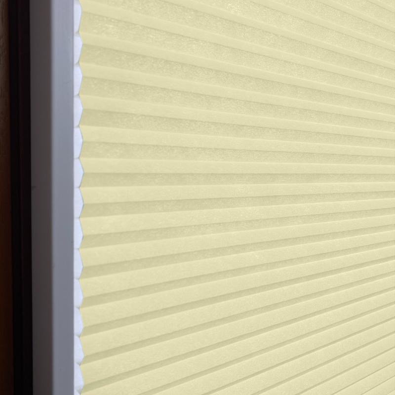 blickdichtes-wabenplissee--basic-line-vanillegelb Blickdichtes Wabenplissee in Vanillegelb, strukturierte Oberfläche, ideal für Fensterdekoration und Lichtregulierung.