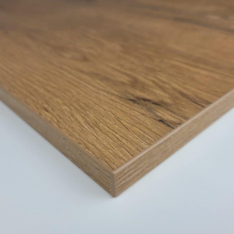 Detailaufnahme einer Küchenrückwand in Holzoptik, mit einer warmen, braunen Farbgebung und glatter Oberfläche.