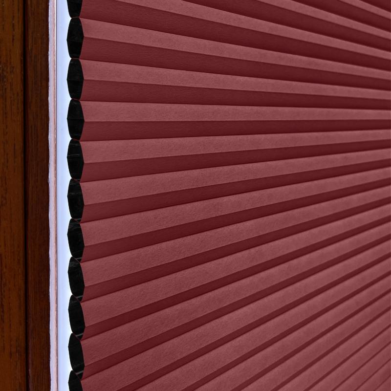 Wabenplissee in Rubinrot, strukturierte Oberfläche, ideal für Verdunkelung, passend für Fenster.