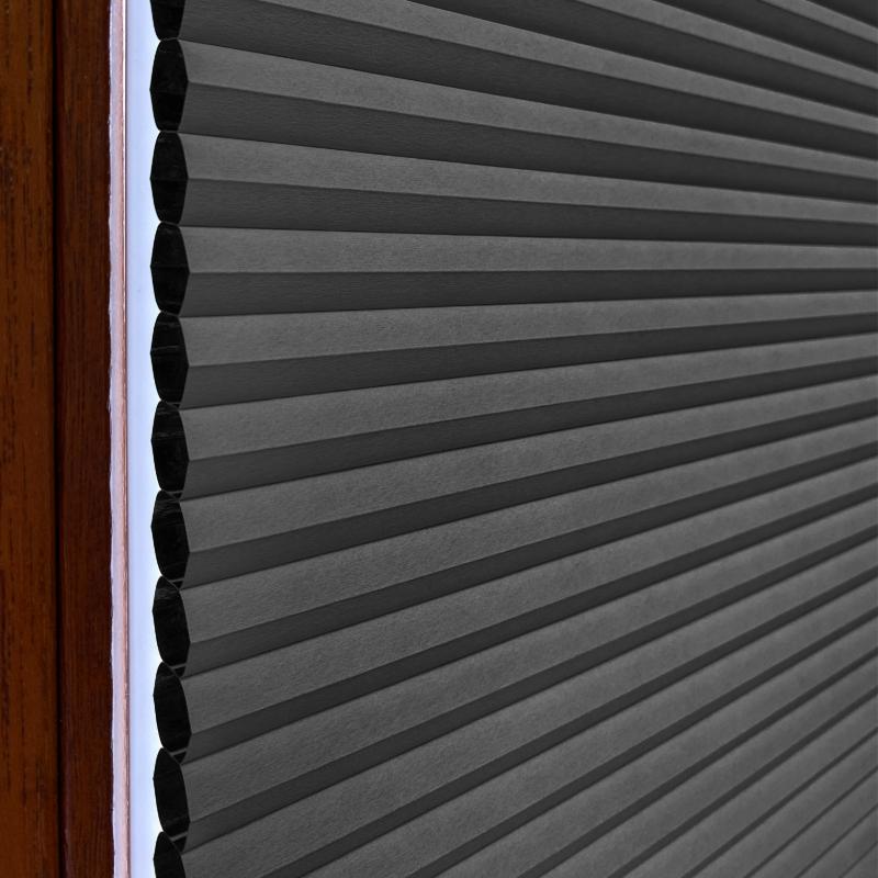 Schwarzes Wabenplissee mit strukturiertem Design, ideal zur Abdunkelung von Räumen.