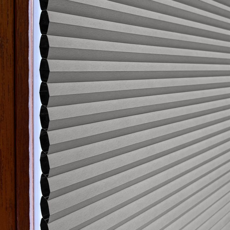 Hochwertiges Wabenplissee in Taupe, lichtdämpfend, mit strukturierter Oberfläche und effizienter Wärmeisolierung.