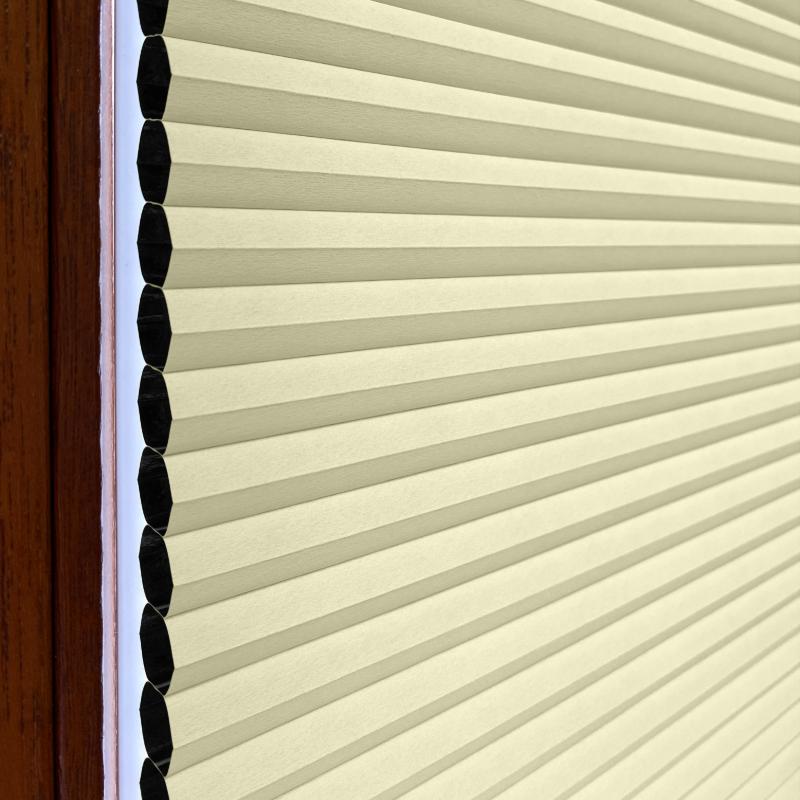 Wabenplissee in Vanillegelb, strukturierte Oberfläche, ideal für Lichtregulierung und Sichtschutz.