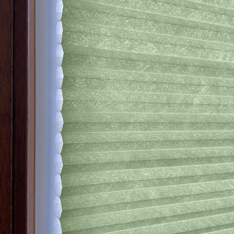 Blickdichtes Wabenplissee in Mintgrün, ideal für Fensterdekoration und Lichtregulierung.