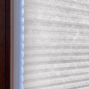 Blickdichtes Wabenplissee in Weiß, mit strukturierter Oberfläche und effizienter Lichtregulierung, passend für Fenster.